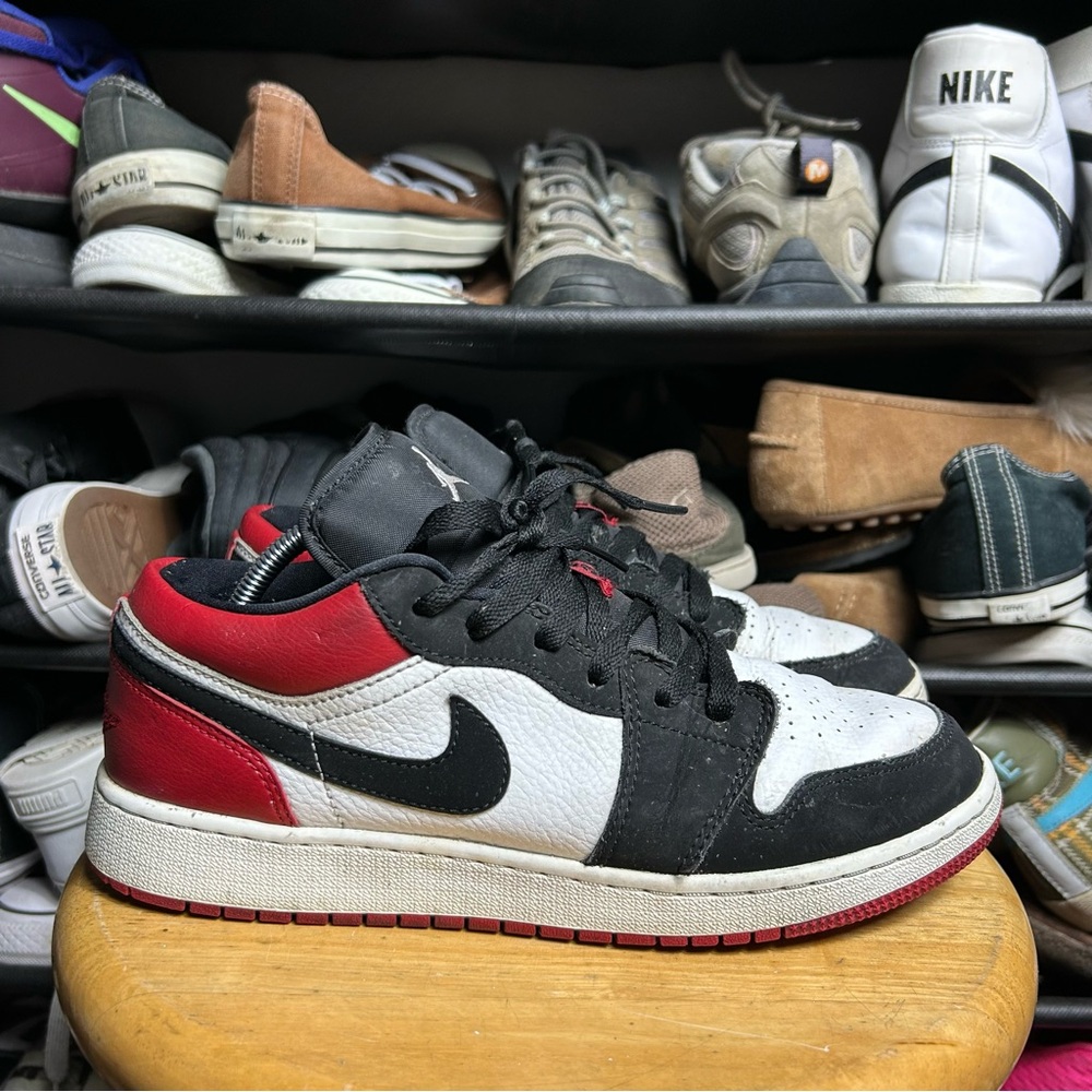 Jordan 1 low black toe bred red white